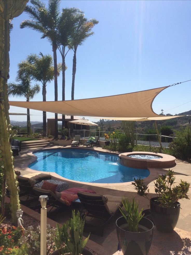 مظلات مسابح بتصميم الشراع (Toldos Vela).